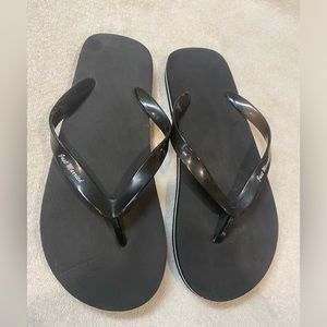 Just married black and white women’s 12 flip flops/sandals/thongs. Worn once.